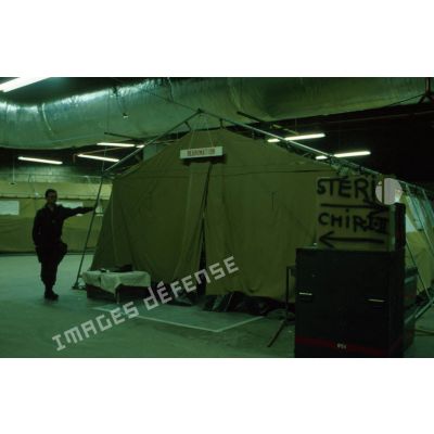Entrée de la tente de réanimation du SSA (Service de santé des armées)  installée dans l'aéroport de Ryad.