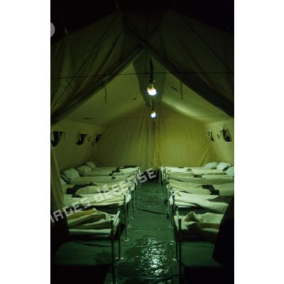 Tente pour les malades alités du SSA (Service de santé des armées) installée dans l'aéroport de Ryad.