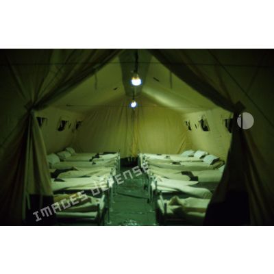 Tente pour les malades alités du SSA (Service de santé des armées) installée dans l'aéroport de Ryad.