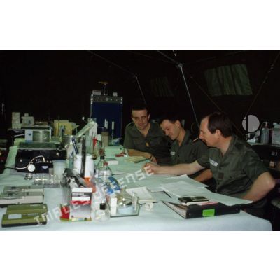 Briefing de trois personnels du SSA (Service de santé des armées) sous une tente  du SSA (Service de santé des armées) installée dans l'aéroport de Ryad.