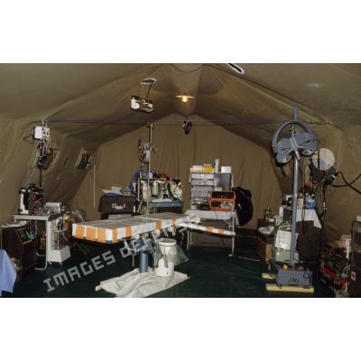 Salle d'opération dans la tente chirurgicale du SSA (Service de santé des armées) installée dans l'aéroport de Ryad.