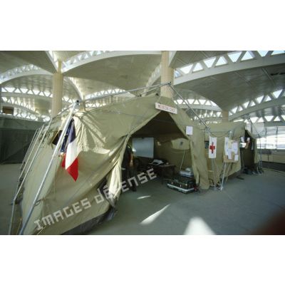 Entrées des tentes de consultation du médecin-chef et de la pharmacie du SSA (Service de santé des armées) installées dans l'aéroport de Ryad.