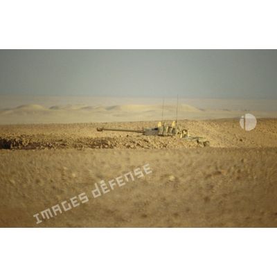 En ZDO (zone de déploiement opérationnel) Olive. Un blindé de reconnaissance AMX-10 RC du 1er RS (régiment de spahis) est posté en observation dans le désert dans les creux des dunes ne laissant dépasser que la tourelle.