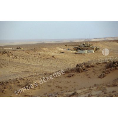 En ZDO (zone de déploiement opérationnel) Olive. Un blindé de reconnaissance AMX-10 RC du 1er RS (régiment de spahis) est posté en observation dans le désert au creux d'une dune.