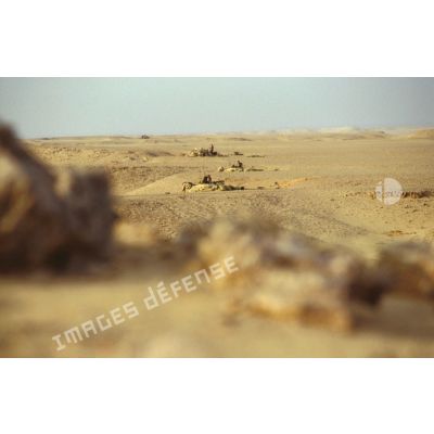 En ZDO (zone de déploiement opérationnel) Olive. Les blindés de reconnaissance AMX-10 RC du 1er RS (régiment de spahis) sont postés en observation dans le désert dans les creux des dunes et ne laissent dépasser que la tourelle.