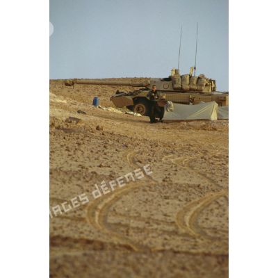 En ZDO (zone de déploiement opérationnel) Olive. Un blindé de reconnaissance AMX-10 RC du 1er RS (régiment de spahis) est posté en observation dans le désert au creux d'une dune.