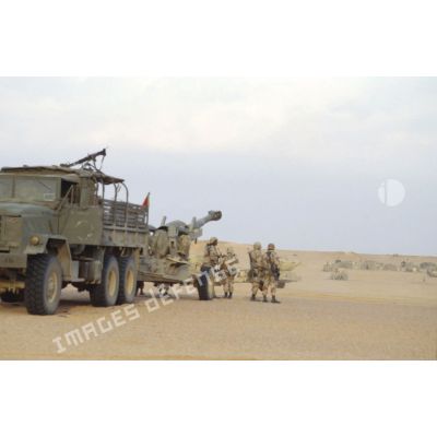 Obusier américain M198 de 155 mm tracté par un camion M939 et soldats de la 82e Airborne sur un poste américain dans la ZDO (zone de déploiement opérationnel) Olive.