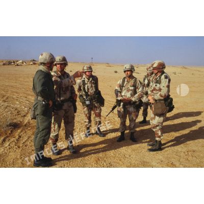 Soldats de la 82e Airborne discutant avec un soldat français sur un poste américain en ZDO (zone de déploiement opérationnel) Olive.
