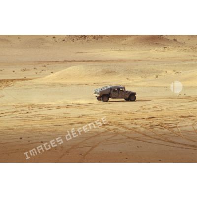 Véhicule Hummer américain dans le désert sur un poste en ZDO (zone de déploiement opérationnel) Olive.