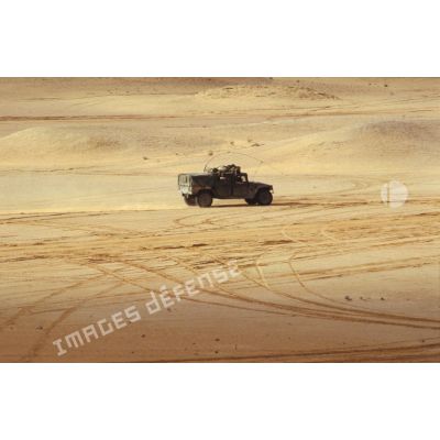 Véhicule Hummer américain dans le désert sur un poste en ZDO (zone de déploiement opérationnel) Olive.