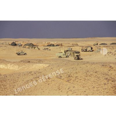 Un poste américain en ZDO (zone de déploiement opérationnel) Olive. Véhicules Hummer américains près du PC (poste de commandement).