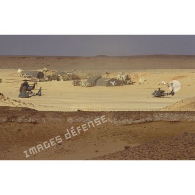 Un poste en ZDO (zone de déploiement opérationnel) Olive. Véhicule Hummer américain près du PC (poste de commandement).