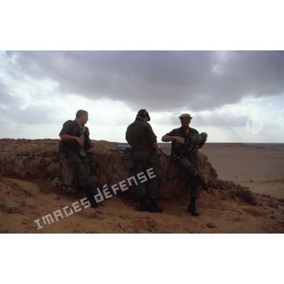 Portrait de l'équipe de tournage de l'ECPA (Etablissement cinématographique et photographique des Armées) dans le désert en ZDO (zone de déploiement opérationnel) Olive.