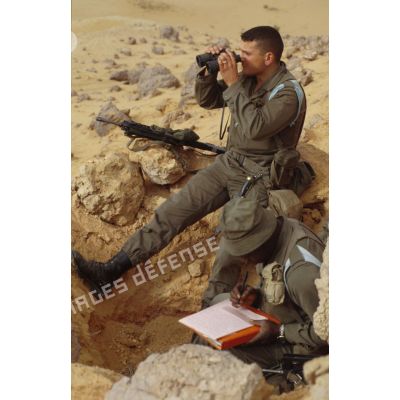 Portrait de soldats dans un poste d'observation en ZDO (zone de déploiement opérationnel) Olive, armés de fusils d'assaut FAMAS.