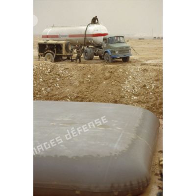 Le SEA (Service des essences des armées) dans les environs de CRK (camp du roi Khaled). Un camion-citerne saoudien ravitaille en carburant l'armée française.
