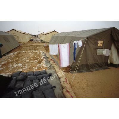 Tente des mécaniciens d'avions de combat Jaguar français dans le camp de la base aérienne américaine de CRK (camp du roi Khaled).
