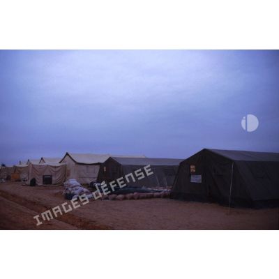Tentes françaises au campement de la base air américaine de CRK (camp du roi Khaled) le soir.
