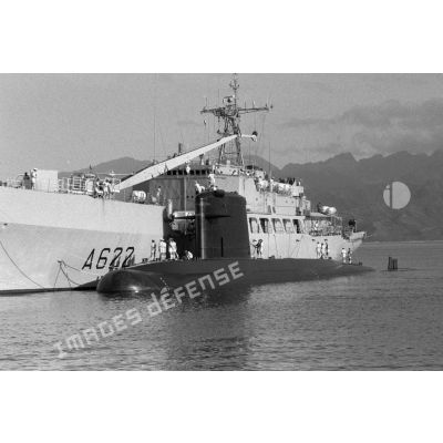 Le sous-marin Rubis à couple du bâtiment de Soutien Logistique Rhône sur le départ dans la baie de Vairao à Tahiti. [Description en cours]
