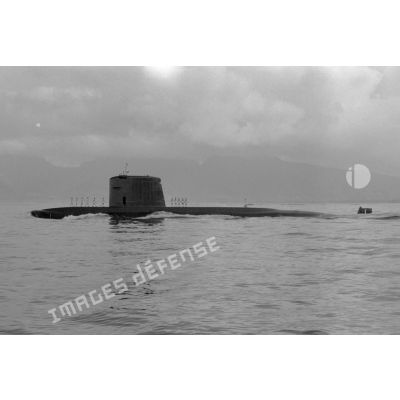 Le sous-marin Rubis franchit la passe de la baie de Vairao avant de quitter Tahiti. [Description en cours]