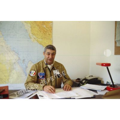 Portrait du général de brigade aérienne Claude Solanet, adjoint Air du général commandant en chef de l'opération Daguet, à son bureau à l'aéroport de Ryad.