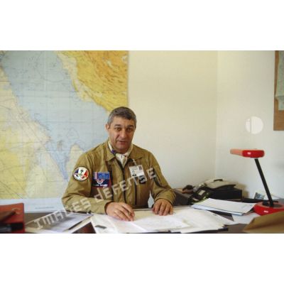 Portrait du général de brigade aérienne Claude Solanet, adjoint Air du général commandant en chef de l'opération Daguet, à son bureau à l'aéroport de Ryad.