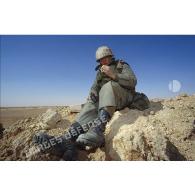 Un soldat consomme une ration individuelle de combat lors d'un exercice du 11e RAMa (régiment d'artillerie de marine) en ZDO (zone de déploiement opérationnel) Olive.
