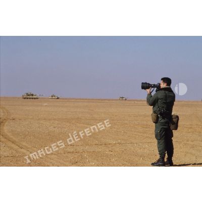 Dans le désert en ZDO (zone de déploiement opérationnel) Olive, un photographe de l'ECPA (Etablissement cinématographique et photographique des Armées) en action.
