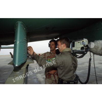 Un caméraman de l'équipe vidéo de l'ECPA (Etablissement cinématographique et photographique des Armées) filme un avion d'appui rapproché Fairchild A-10 Thunderbolt-II américain et son mécanicien.