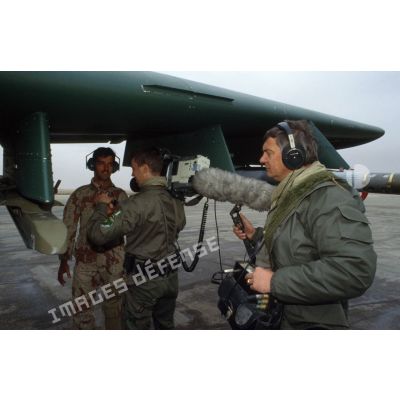 Un caméraman et un preneur de son de l'équipe vidéo de l'ECPA (Etablissement cinématographique et photographique des Armées) filment un avion d'appui rapproché Fairchild A-10 Thunderbolt-II américain et son mécanicien.