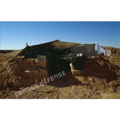 Entrée de la tente-abri de l'ECPA (Etablissement cinématographique et photographique des Armées) en ZDO (zone de déploiement opérationnel) Olive.