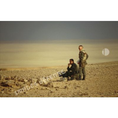 En ZDO (zone de déploiement opérationnel) Olive, le caméraman et le preneur de son de l'ECPA (Etablissement cinématographique et photographique des Armées) sont en attente dans le désert.