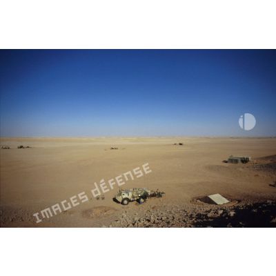 En ZDO (zone de déploiement opérationnel) Olive, un VAB-PC (poste de commandement) dans le désert.