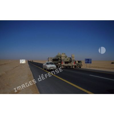 Les chars lourds de combat AMX-30 B2 du 4e RD (régiment de dragons) sont transportés vers la ZDO (zone de déploiement opérationnel) Olive sur porte-chars en convoi sur la Tapline Road (trans-arabian pipeline).