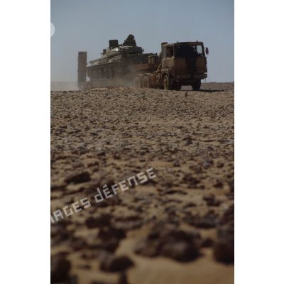 Un char lourd de combat AMX-30 B2 du 4e RD (régiment de dragons) est transporté vers la ZDO (zone de déploiement opérationnel) Olive sur porte-chars par convoi sur la Tapline Road (trans-arabian pipeline).