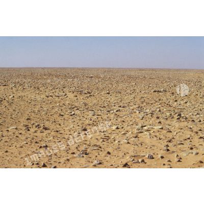 Paysage désertique vu de la Tapline Road (trans-arabian pipeline).