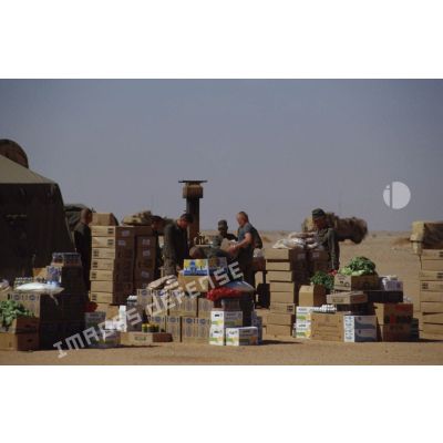 Au centre d'approvisionnement au CRK (camp du roi Khaled), les caisses de rations de combat et cartons de vivres sont entassés en extérieur.