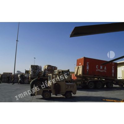 Chargement des cartons de rations de combat individuelles dans un camion porte-conteneur à plateau déposable sur la base aérienne du CRK (camp du roi Khaled).