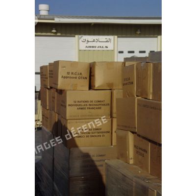 Cartons de rations de combat individuelles en attente de chargement au centre d'approvisionnement du CRK (camp du roi Khaled).
