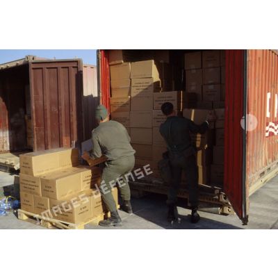 Chargement des cartons de rations de combat individuelles dans un container au centre d'approvisionnement du CRK (camp du roi Khaled).