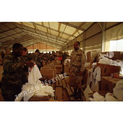 Sous la tente du centre d'approvisionnement américain à CRK (camp du roi Khaled), un soldat français fait un achat de vêtements à un soldat américain.