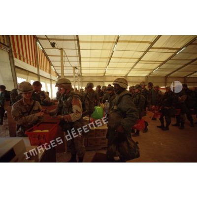 Sous la tente du centre d'approvisionnement américain à CRK (camp du roi Khaled), des soldats américains font des achats. Le passage en caisse.