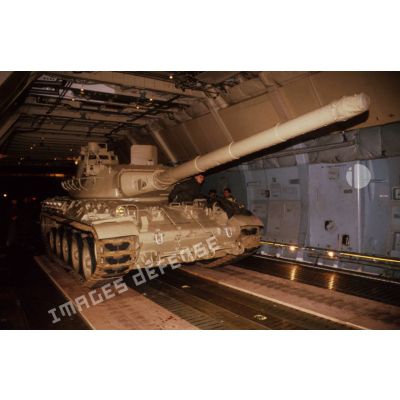 Des soldats français présentent à des soldats américains un char lourd de combat AMX-30 B2, à l'intérieur d'un avion de transport Transall C-160 de la base aérienne du CRK (camp du roi Khaled).