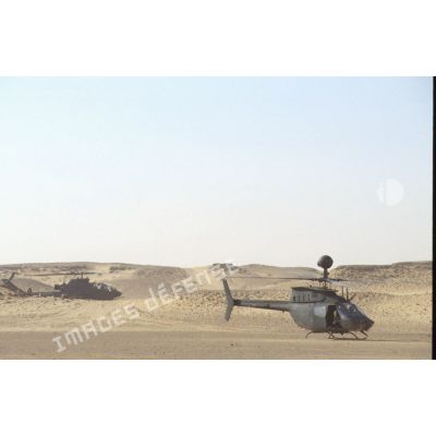 Aux alentours du CRK (camp du roi Khaled), un hélicoptère de reconnaissance et d'observation Bell-OH58 Kiowa muni d'un système de visée installé au-dessus du rotor, et un hélicoptère de lutte antichar Bell 209 Huey-Cobra, au sol.
