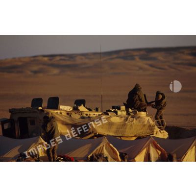 En ZDO (zone de déploiement opérationnel) Olive, un VAB est posté en observation dans le désert.