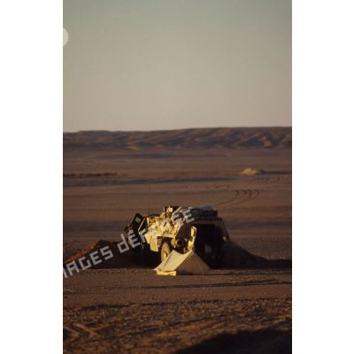 En ZDO (zone de déploiement opérationnel) Olive, un VAB est posté en observation dans le désert. Le groupe de combat a monté un campement sommaire près du véhicule.