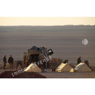 En ZDO (zone de déploiement opérationnel) Olive, un groupe de combat en observation a installé son campement près de son véhicule VAB. Réveil sur le campement.