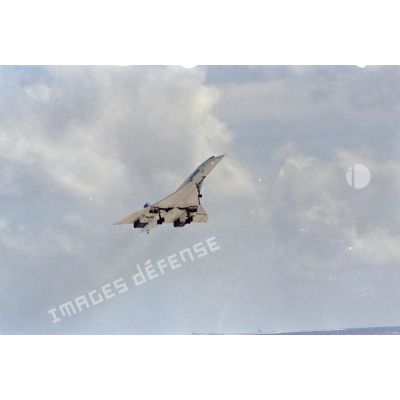 Décollage du Concorde sur l’atoll de Mururoa. [Description en cours]