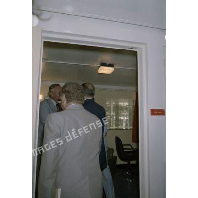 Entretien du président de la République François Mitterrand avec monsieur Gaston Flosse. [Description en cours]
