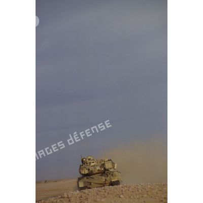 En ZDO (zone de déploiement opérationnel) Olive, char lourd de combat français AMX-30 B2 du 4e RD (régiment de dragons) en progression dans le désert.