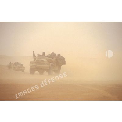 Dans le désert en ZDO (zone de déploiement opérationnel) Olive, des CRAP (commando de renseignement et d'action dans la profondeur) se déplacent à bord de VLRA (véhicule léger de reconnaissance et d'appui) débachés, avec des sacs à dos accrochés sur les flancs.